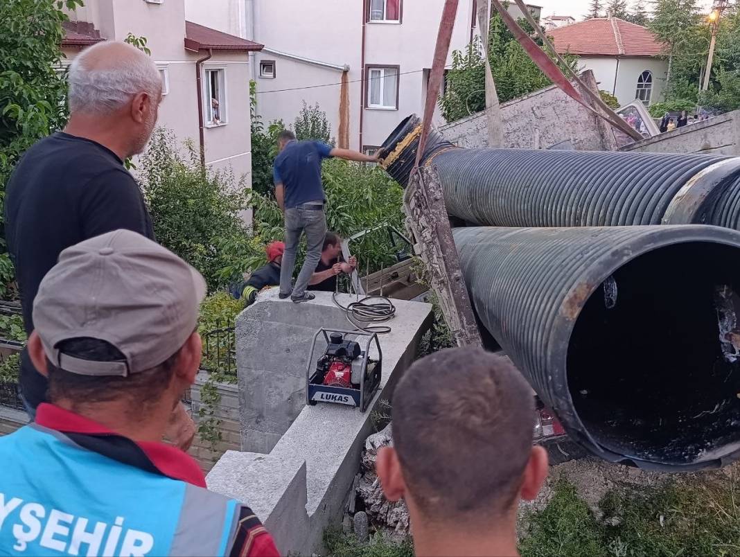 Konya'da kamyonetle korkuluk arasında sıkıştı: Freni boşaldı, can pazarı yaşandı! 1